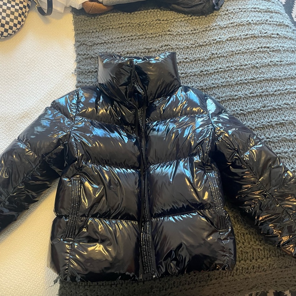 Small, Carbon puffer. It’s so warm and the pockets are very soft and comfy.